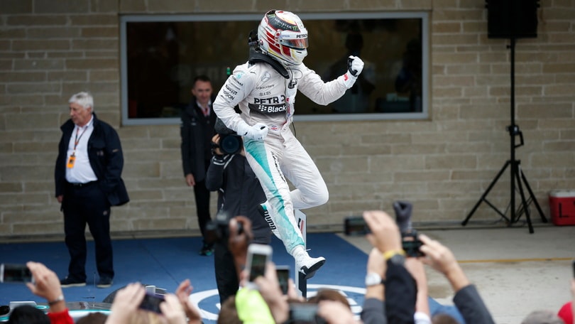 Hugo Boss festeggia Lewis Hamilton