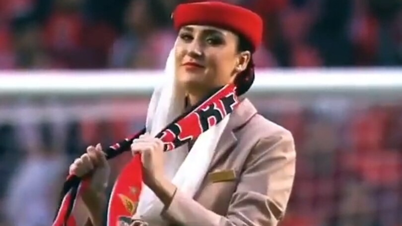 Benfica, hostess in campo...allacciate le sciarpe