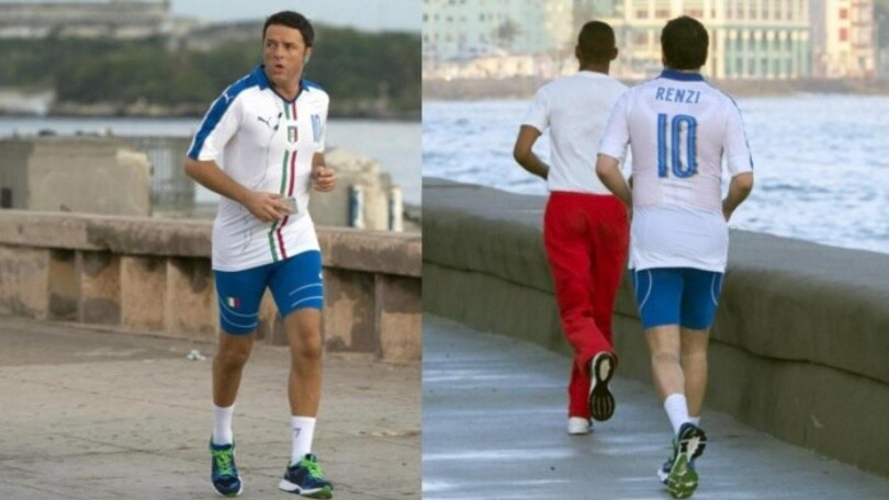 Matteo Renzi a Cuba con la maglia della Nazionale