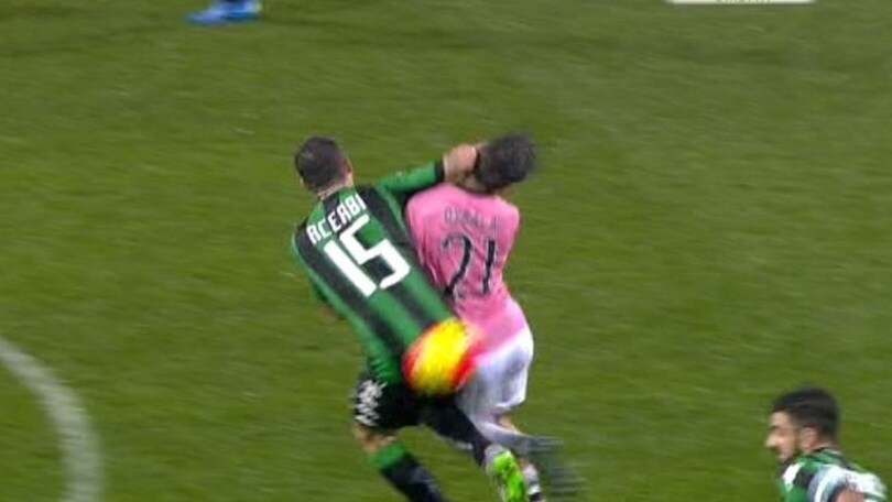 Sassuolo, vittoria con macchia: gomitata di Acerbi a Dybala