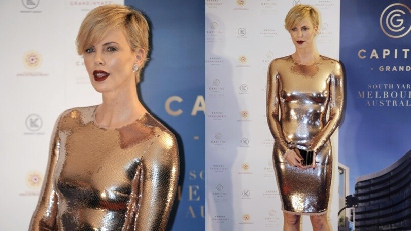 Incantevole Charlize, abbaglia tutti in abito gold
