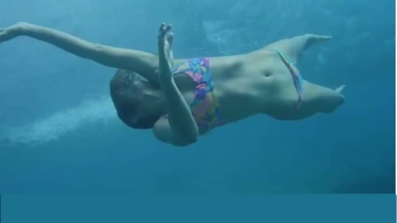 Anastasia, la sexy surfer nuota come una sirena