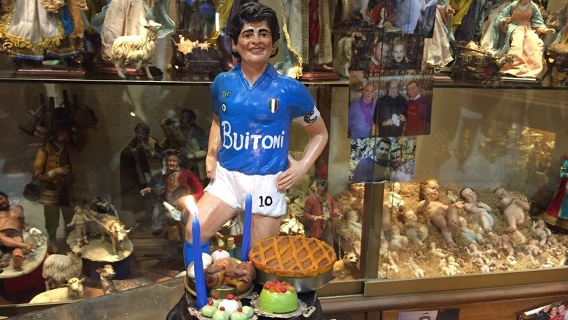 Maradona, candeline nel presepe