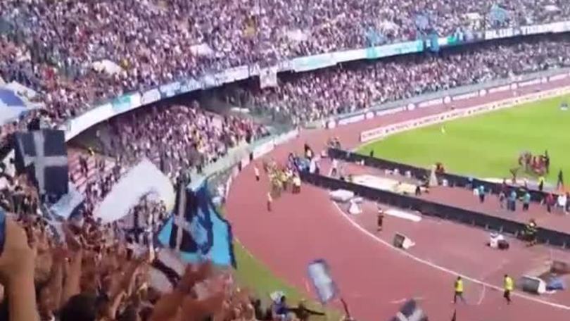 Il coro cantato dai tifosi del Napoli