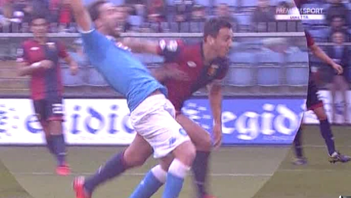 Genoa-Napoli, Higuain trattenuto in area da Burdisso