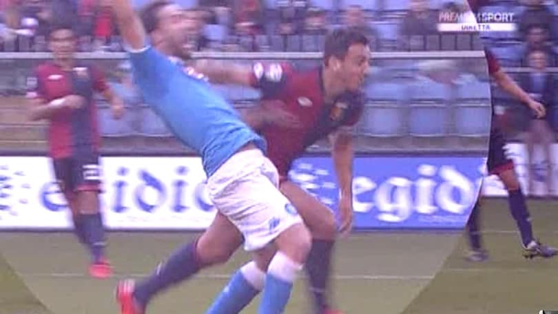 Genoa-Napoli, Higuain trattenuto in area da Burdisso