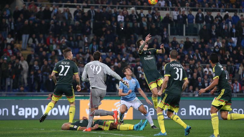 Milan, paura per Alex: crolla a terra dopo uno scontro di gioco