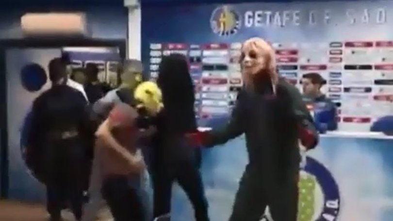 Barcellona, che figuraccia: irruzione in maschera, poi le scuse
