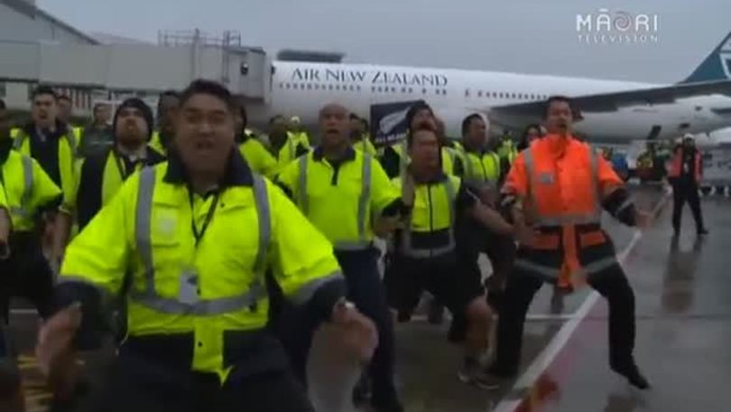 Staff dell'aeroporto fa la Haka agli All Blacks