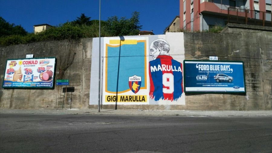 Un murale per Marulla ma senza l'immagine dell'attaccante, Cosenza insorge