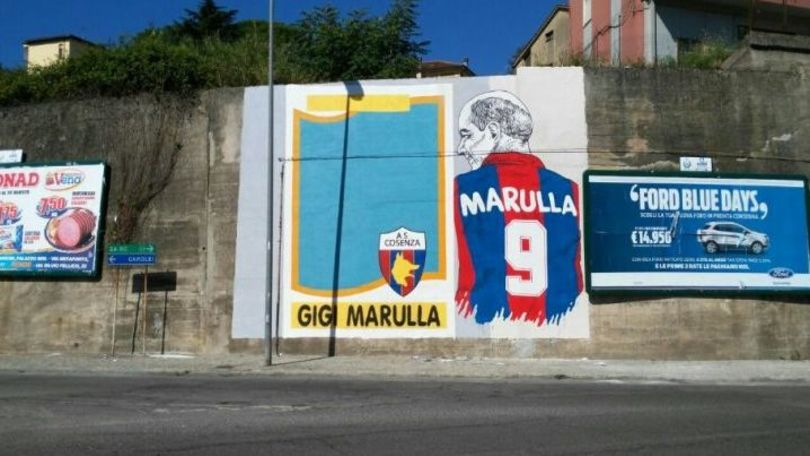 Un murale per Marulla ma senza l'immagine dell'attaccante, Cosenza insorge