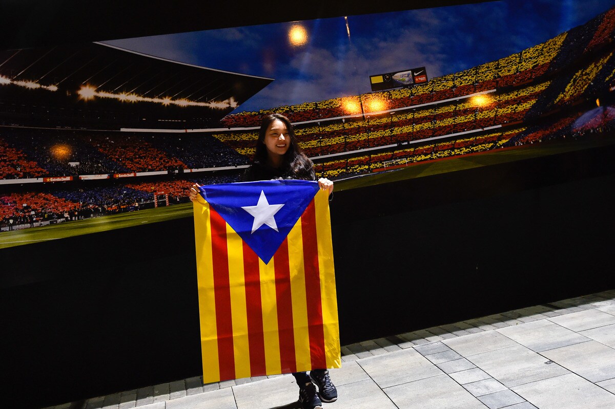 Barcellona, al Camp Nou bandiere catalane per sfidare l'Uefa
