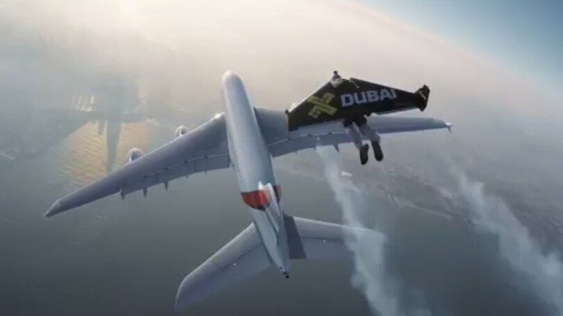 Follia Jetman: vola accanto all'aereo più grande del mondo