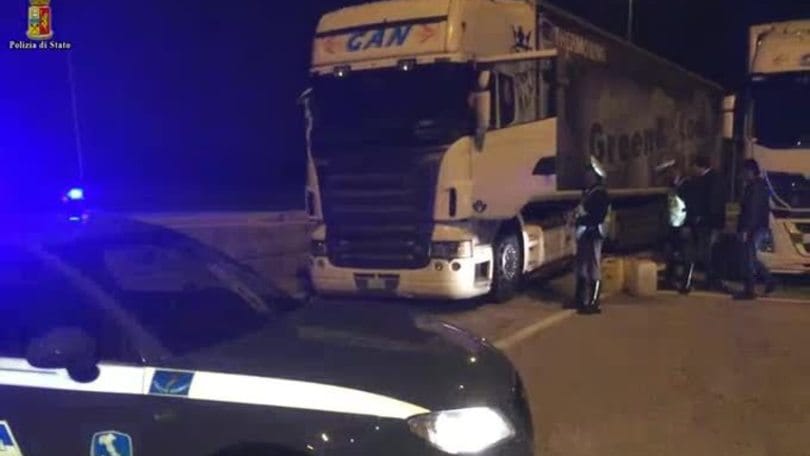 Caserta, rubavano gasolio in autostrada, arrestati