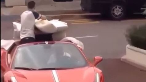 Ferrari 458 usata per un trasloco, succede anche questo