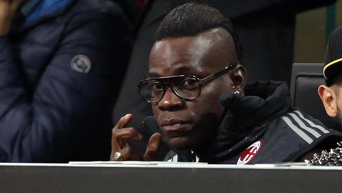 Milan-Atalanta, Balotelli: look da intellettuale in tribuna