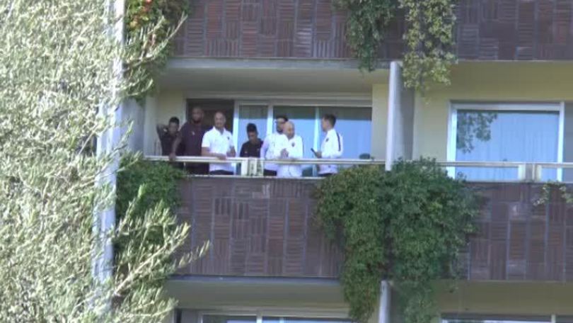 I calciatori della Roma salutano i tifosi