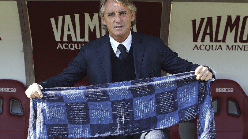 Mancini a Torino con la sciarpa benefica