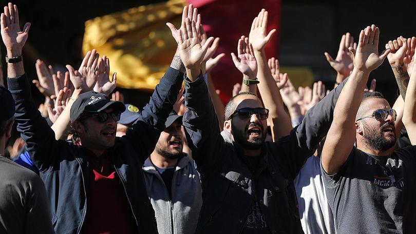 Roma-Lazio, la curva Sud tra entusiasmo e protesta fuori dall'hotel dei giallorossi