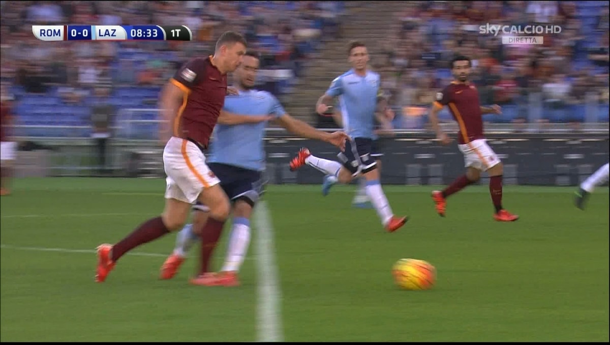 Roma-Lazio, la fotosequenza del fallo di Gentiletti su Dzeko