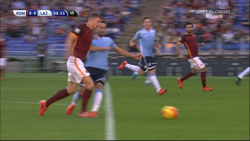Roma-Lazio, la fotosequenza del fallo di Gentiletti su Dzeko