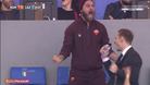 Derby Roma, De Rossi esulta dalla tribuna dopo il gol di Gervinho