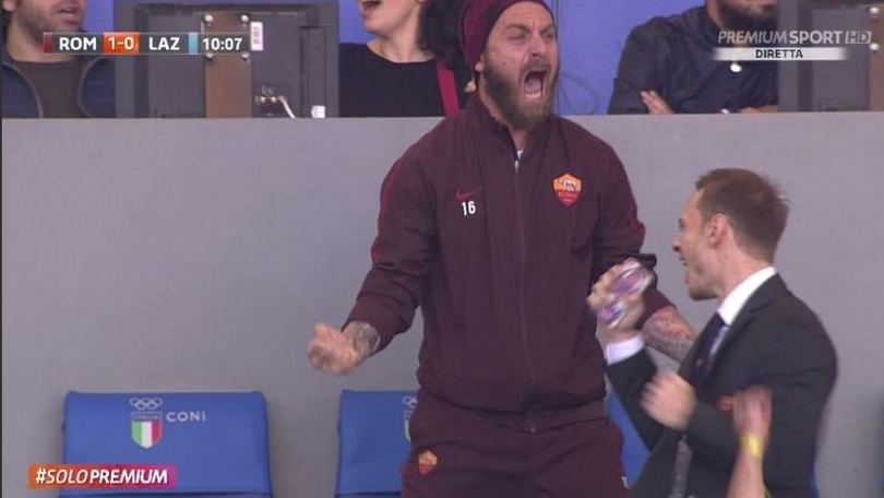 Derby Roma, De Rossi esulta dalla tribuna dopo il gol di Gervinho