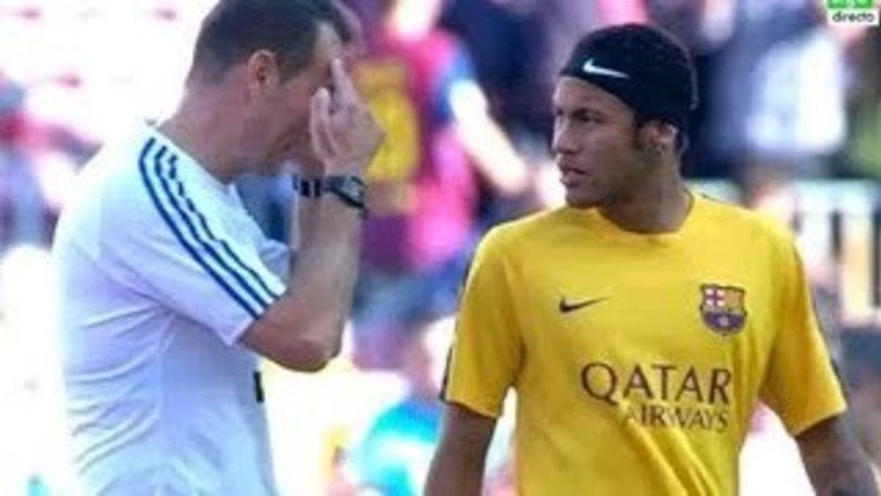 L'arbitro blocca Neymar: «Levati quella fascia»