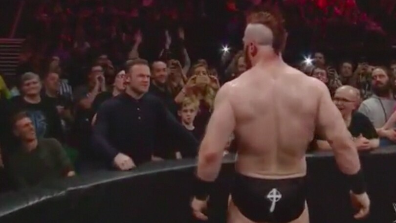 Rooney, schiaffo in faccia al lottatore wrestling