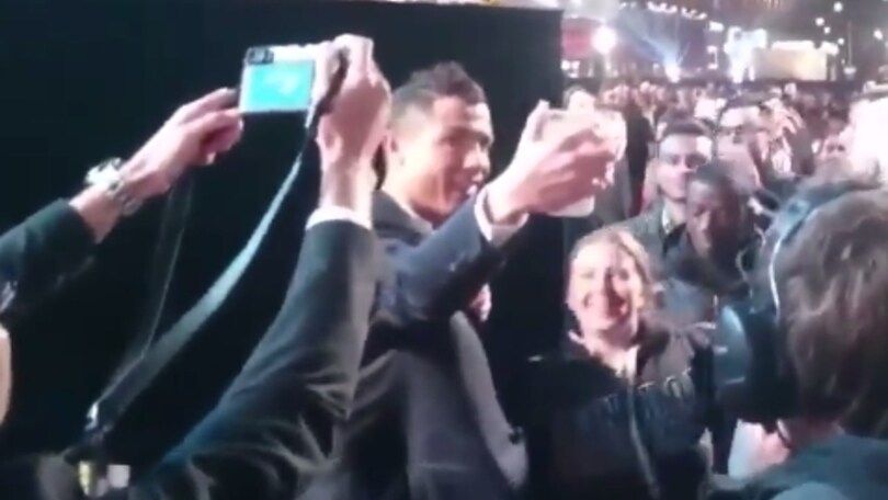 Ronaldo usa il suo cellulare per i selfie con i tifosi