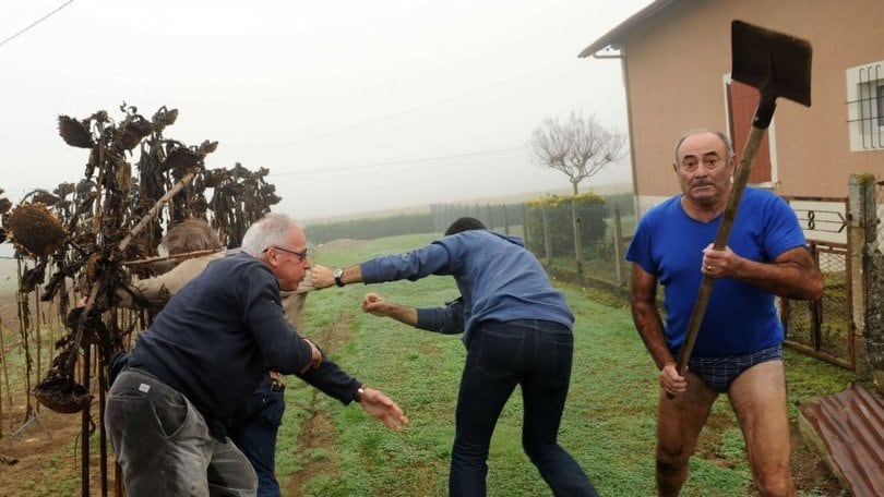 Francia, giornalisti aggrediti da un cacciatore in mutande: ecco i meme
