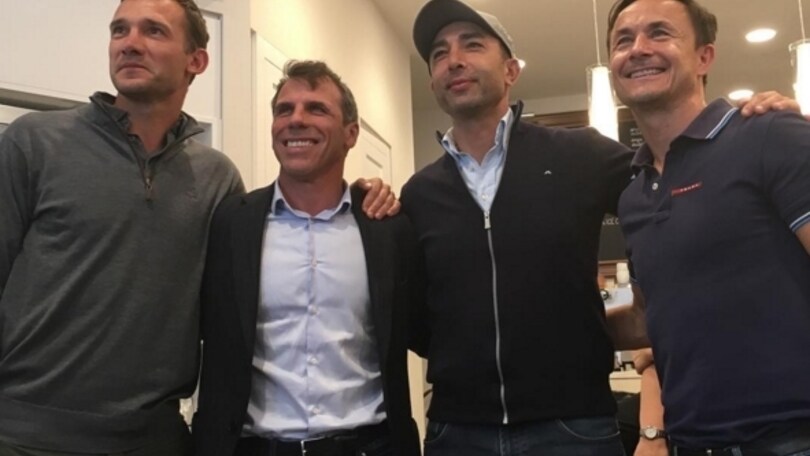 Zola firma autografi nella sua nuova gelateria