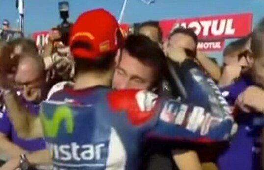 Biaggi-Lorenzo: l’abbraccio che fa discutere