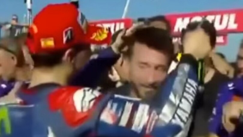 Biaggi-Lorenzo: l’abbraccio che fa discutere