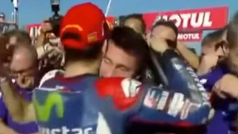 Biaggi-Lorenzo: l’abbraccio che fa discutere