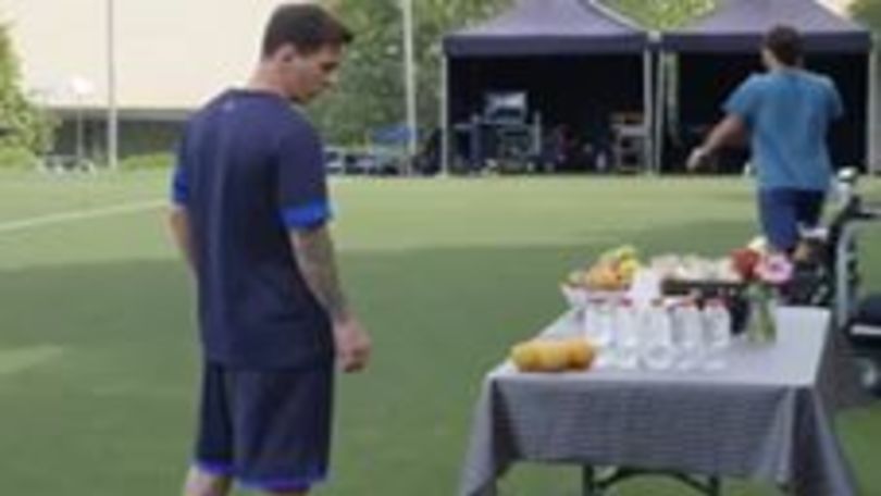 Non c'è il pallone, Messi palleggia con la frutta