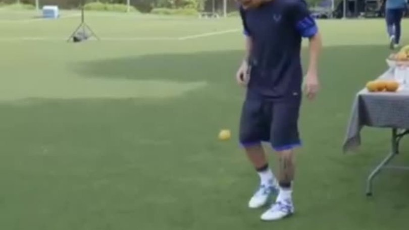 Non c'è il pallone, Messi palleggia con la frutta