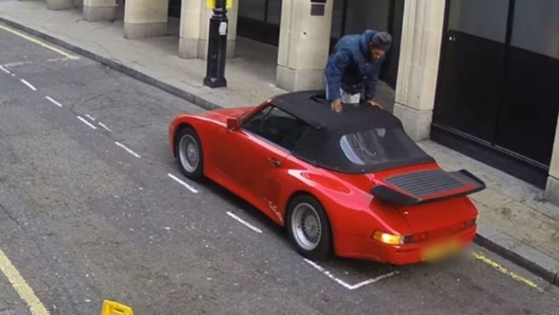 Londra, il ladro incapace devasta una Porsche