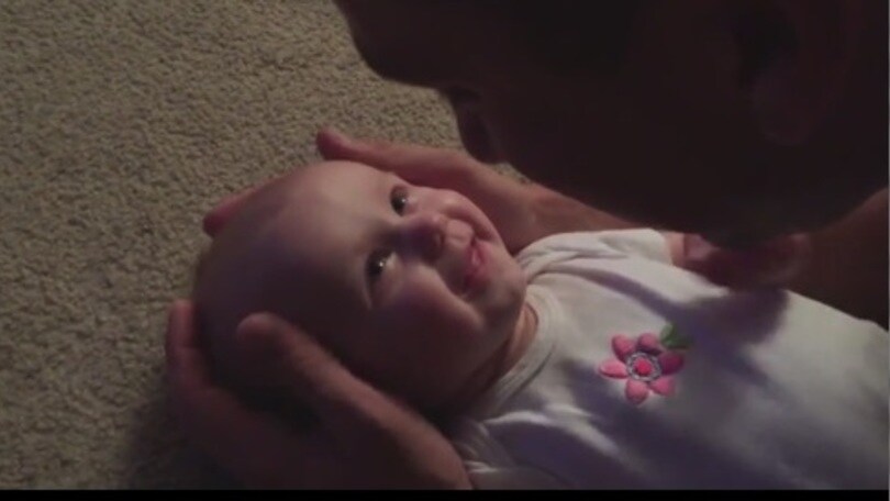 La ninna nanna di un papà alla figlia. Il video che commuove il web
