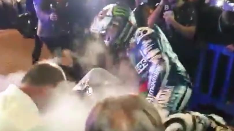 Alla festa di Lorenzo va a fuoco la moto