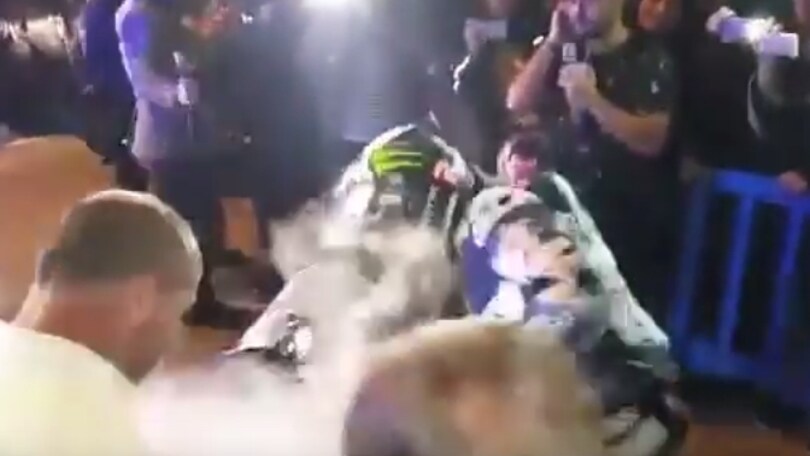Lorenzo festeggia, ma la moto prende fuoco!