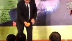 Maradona resta un fenomeno: quanti palleggi fa con un'arancia?