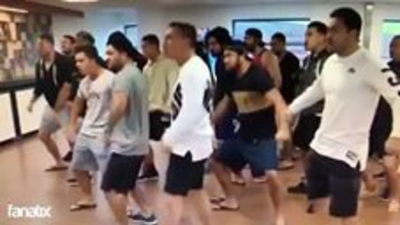 Danza Haka nel centro sportivo del Liverpool