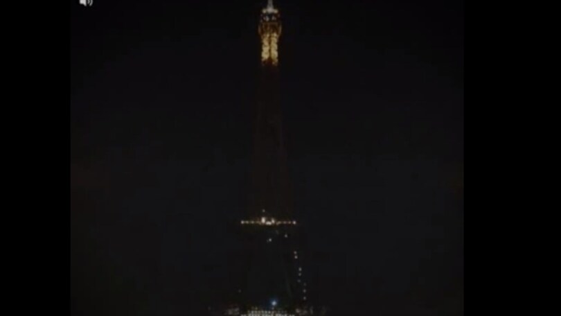 Attentati Parigi: Tour Eiffel spenta per lutto