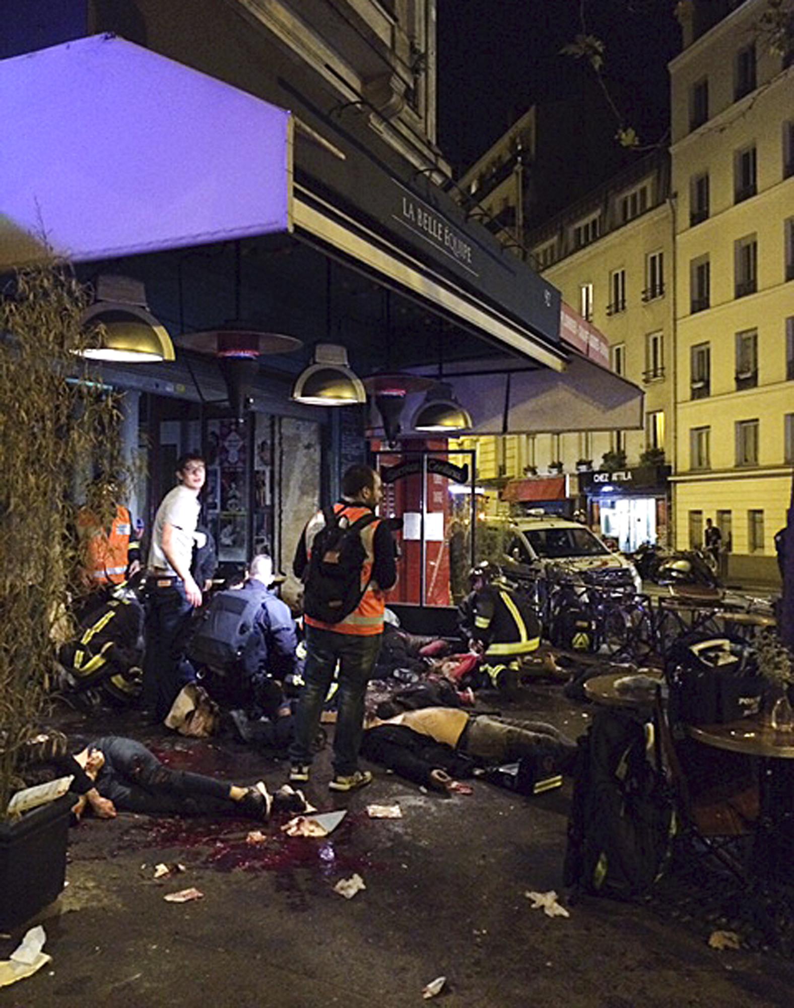Attentati Parigi, un testimone: «Ho visto l'orrore, cadaveri su asfalto»