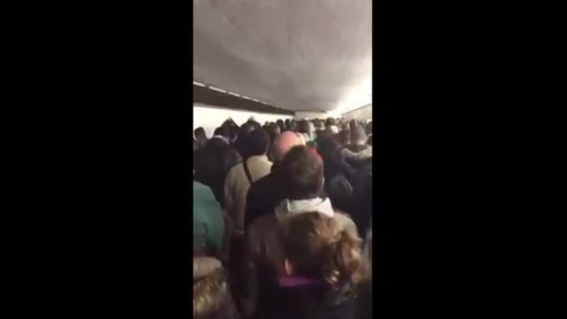 Tifosi lasciano lo Stade de France cantando la Marsigliese