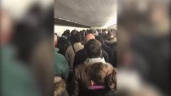 Parigi, i tifosi evacuati dallo stadio cantano la Marsigliese