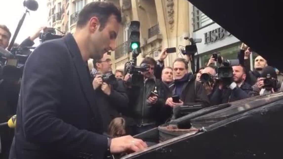 Attentati Parigi, pianista suona "Imagine" in piazza