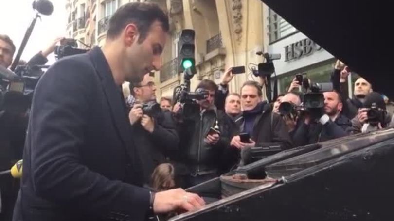 Attentati Parigi, pianista suona "Imagine" in piazza