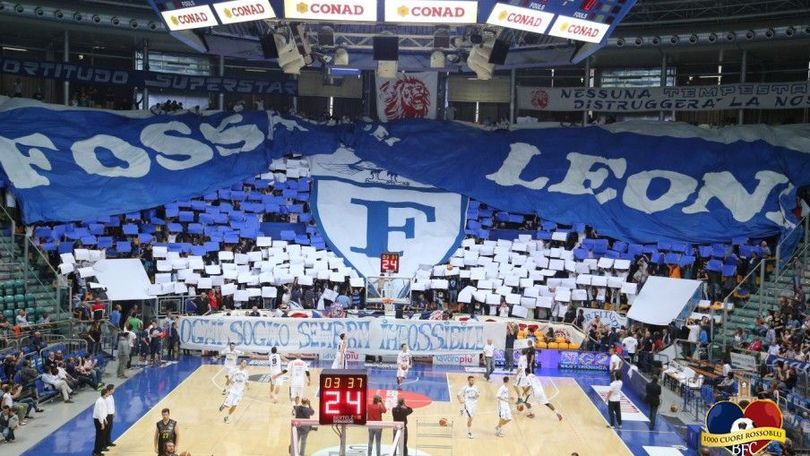 "Siamo tutti francesi", la Lnp suona la Marsigliese